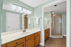 Shower, jetted bath, hair dryer, towels - Beach Front, “Seas the Day” 104, Free Activities Included! (Fort Walton Beach)