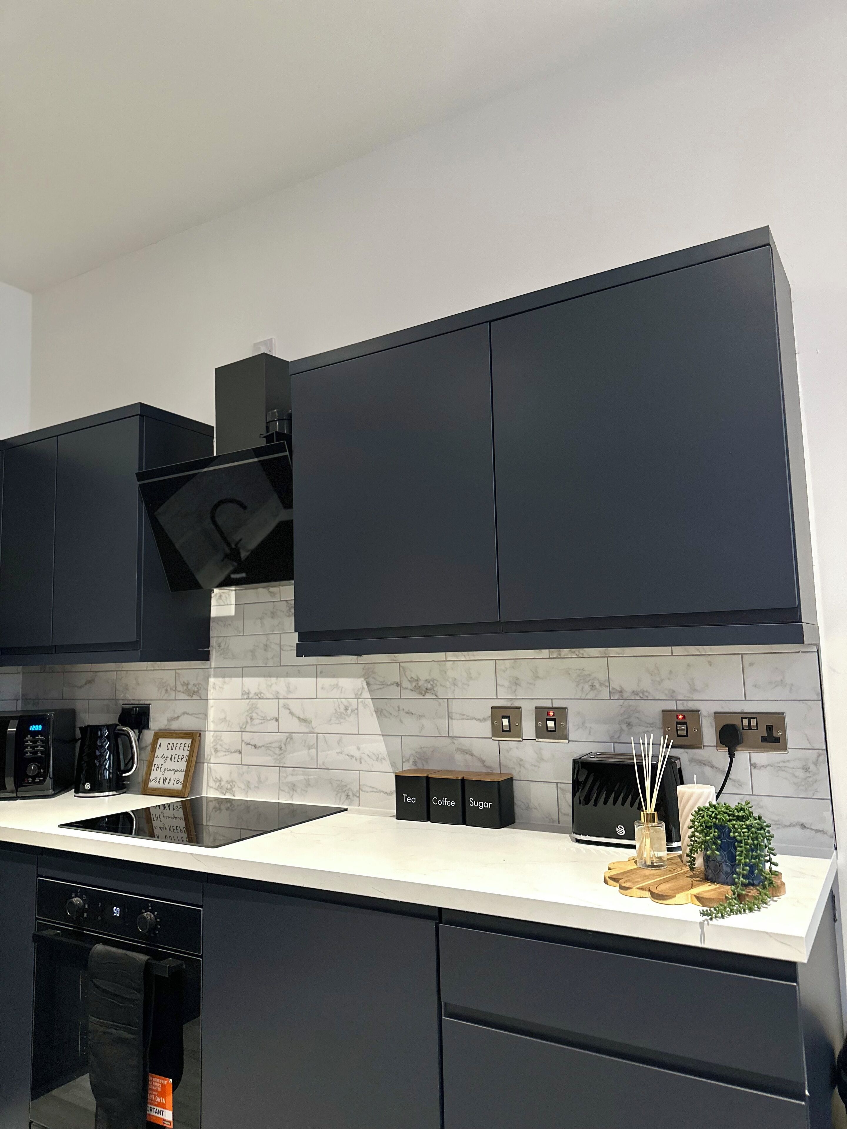 Refrigerador con freezer, microondas, horno, placa de cocina