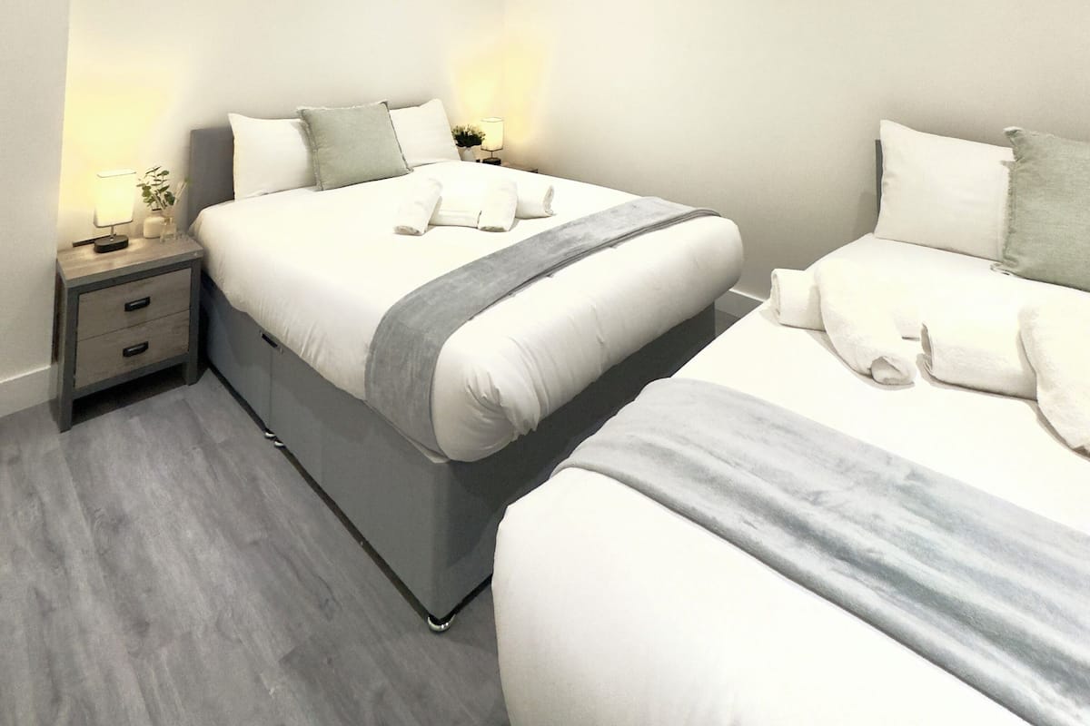 Apartamento Deluxe, 3 habitaciones, balcón | Escritorio y espacio para trabajar con un portátil