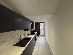 Full-sized fridge, microwave, oven, stovetop - Cumberland Street Apartments (Liverpool)