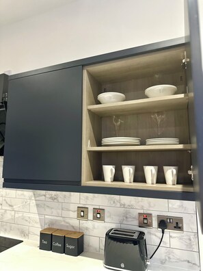 Desk, laptop workspace, iron/ironing board, free WiFi - Cumberland Street Apartments (Liverpool)