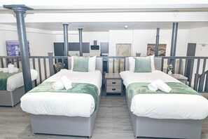 Desk, laptop workspace, iron/ironing board, free WiFi - Cumberland Street Apartments (Liverpool)