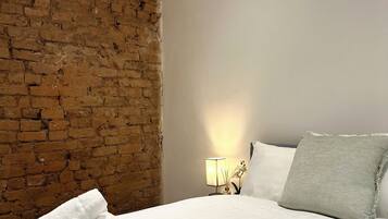 Skrivebord, skrivebord for bærbar PC og strykejern/-brett