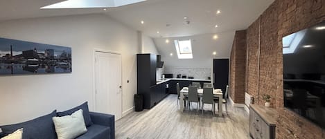 Leilighet – superior, 2 soverom | Oppholdsområde | En 60-tommers smart-TV med Parabol-TV