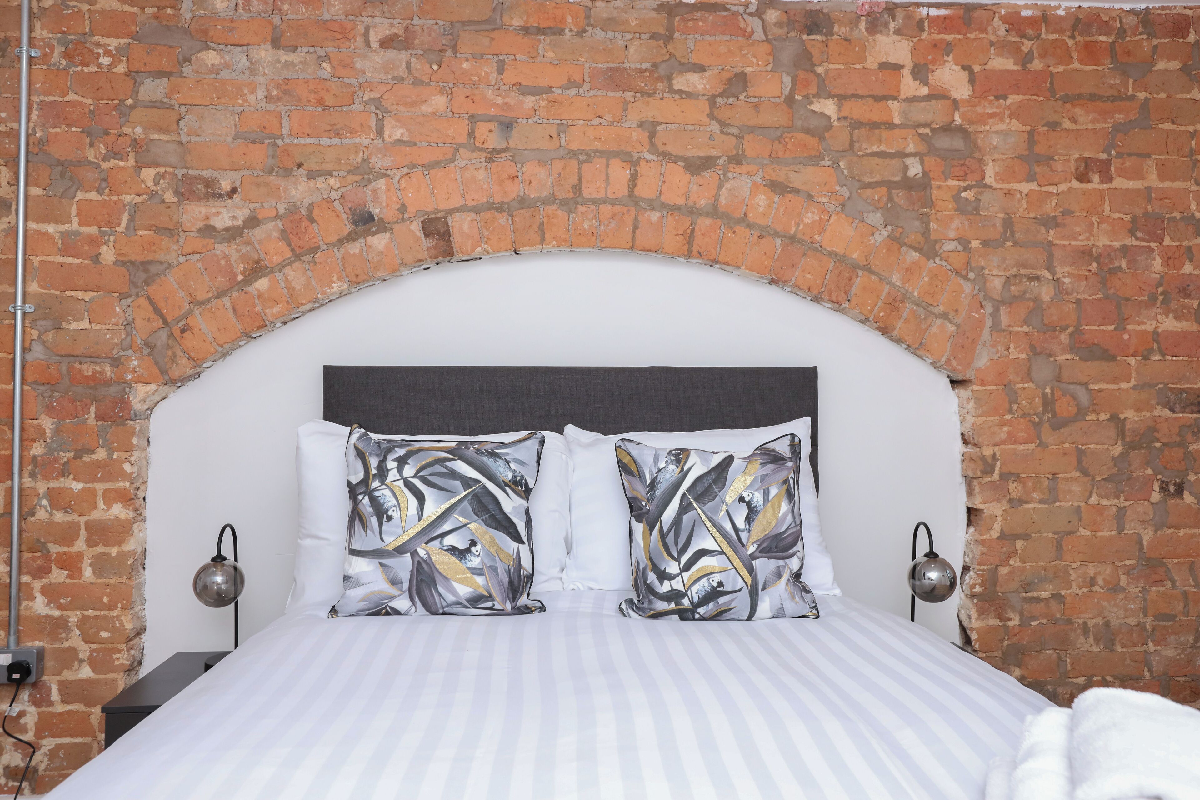 Desk, laptop workspace, iron/ironing board, free WiFi