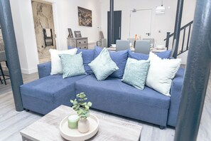 Apartamento Deluxe | Zona de estar | Smart TV de 60 pulgadas con canales por satélite
