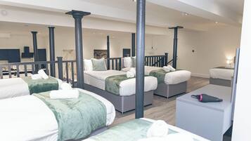 Deluxe Apartment | Desk, laptop workspace, iron/ironing board, free WiFi