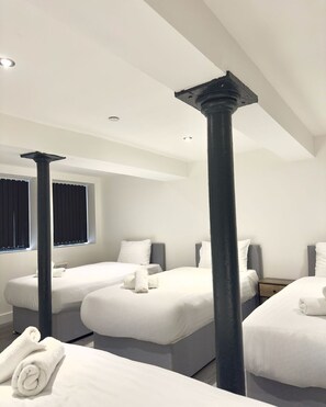 Apartamento Deluxe | Escritorio y espacio para trabajar con un portátil