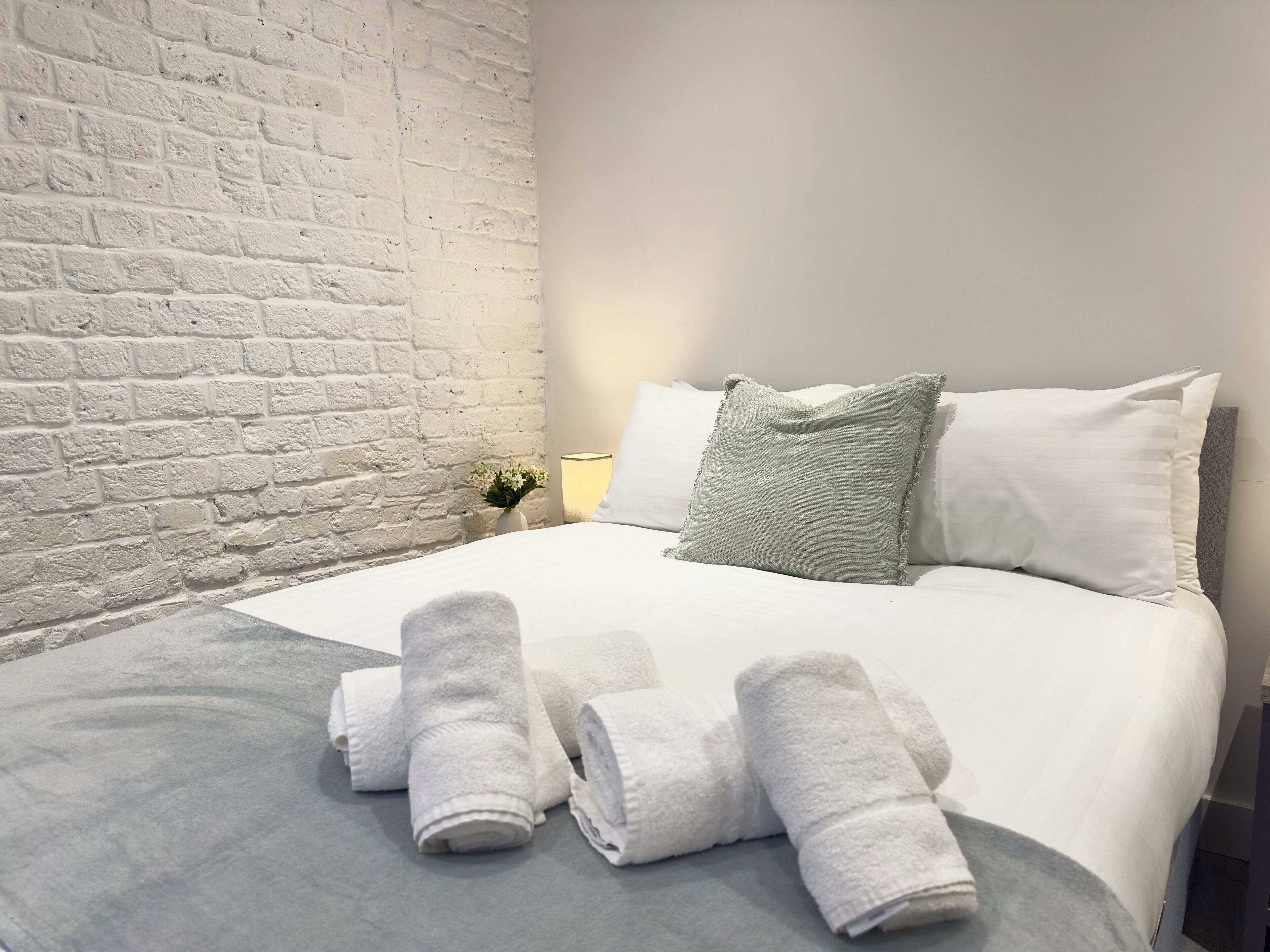 Apartamento, 3 habitaciones, balcón | Escritorio y espacio para trabajar con un portátil