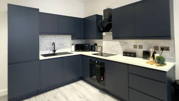 Full-sized fridge, microwave, oven, stovetop