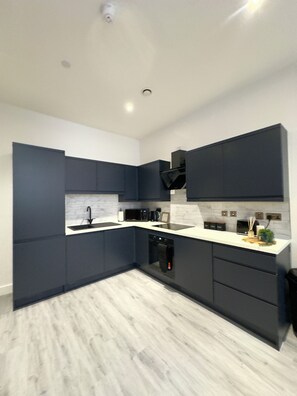 Frigorífico grande, microondas, horno y placa de cocina