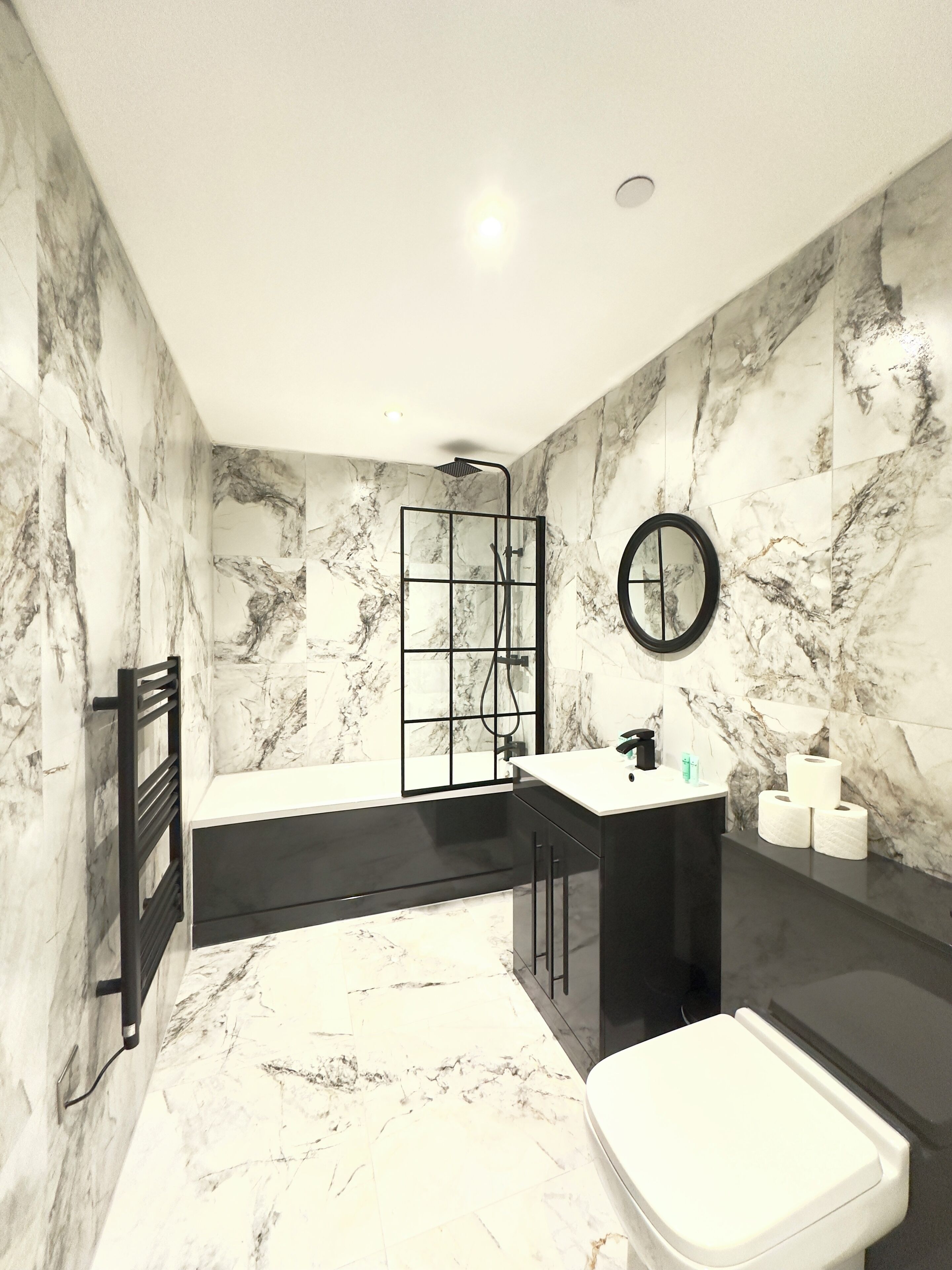 Apartament Deluxe | Bany | Assecador de cabells, tovalloles i paper higiènic 