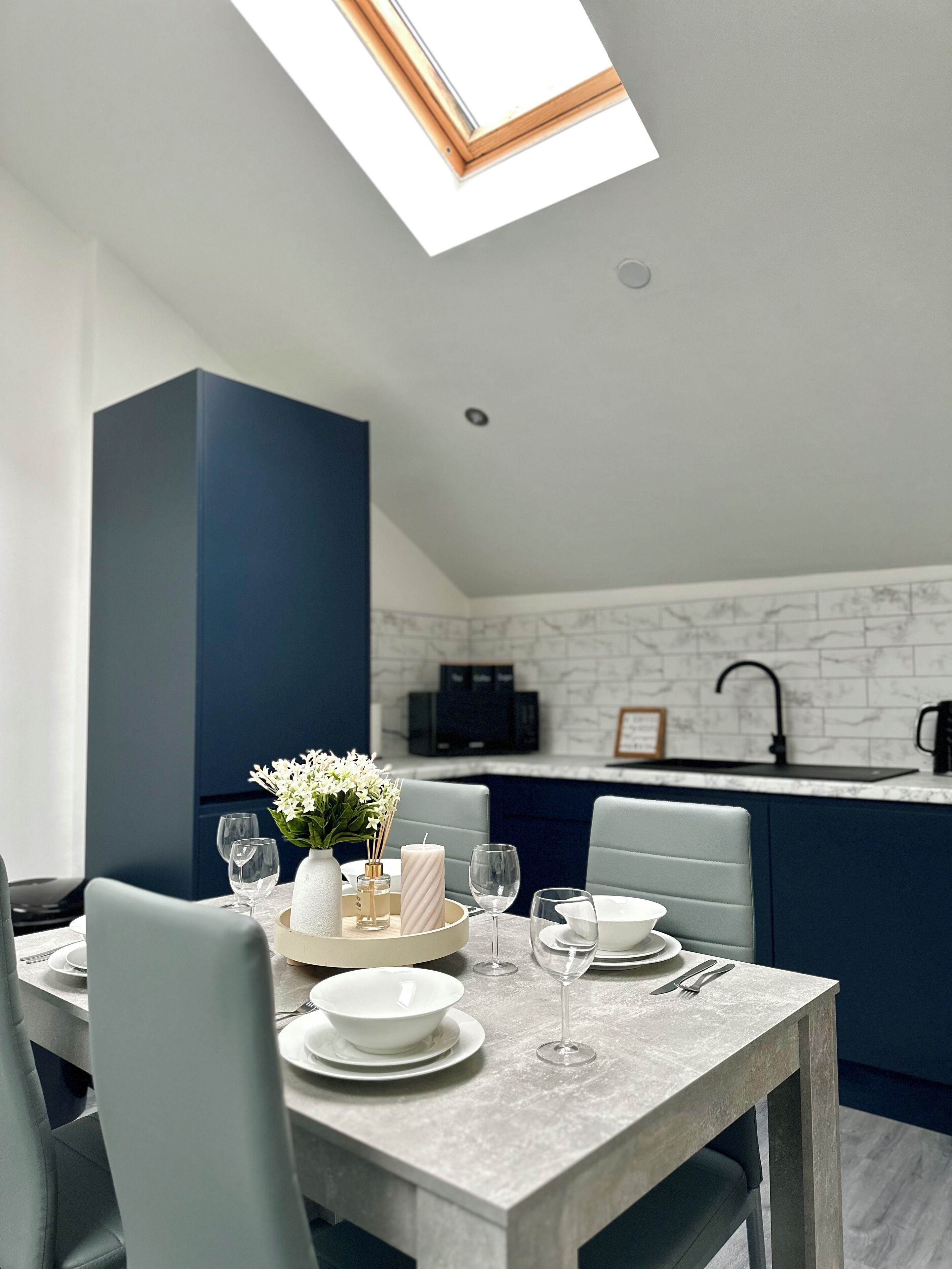 Apartamento, 2 habitaciones | Escritorio y espacio para trabajar con un portátil