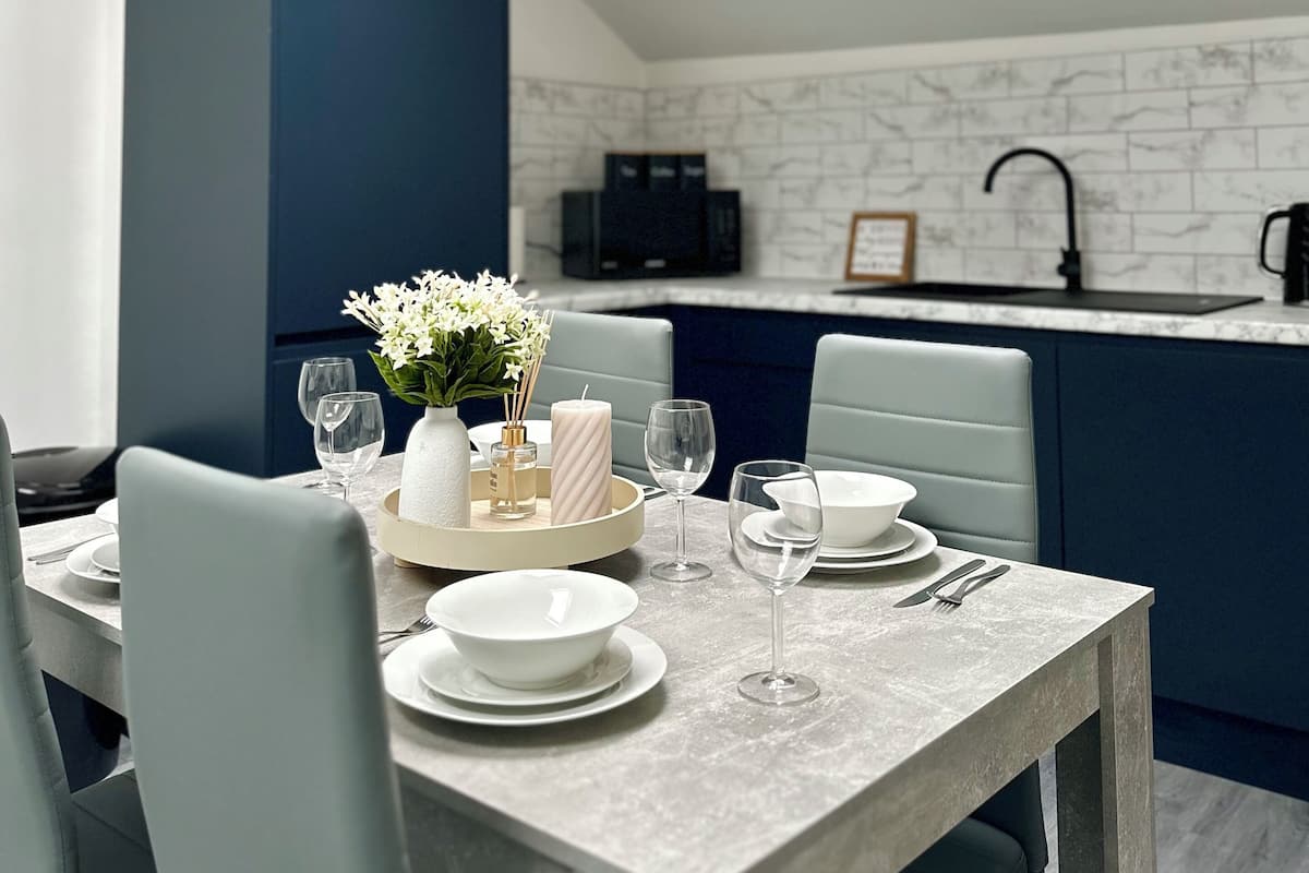 Apartamento, 2 habitaciones | Escritorio y espacio para trabajar con un portátil