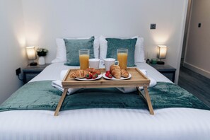 Desk, laptop workspace, iron/ironing board, free WiFi - Cumberland Street Apartments (Liverpool)