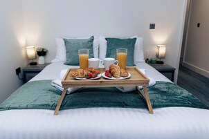 Desk, laptop workspace, iron/ironing board, free WiFi