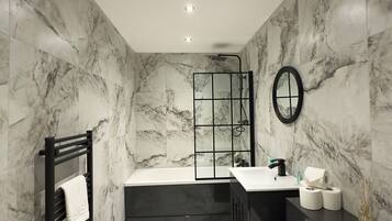 Apartment, 3 Bedrooms, Balcony | Bathroom | Hair dryer, towels, toilet paper