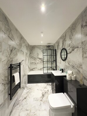 Apartamento, 3 habitaciones, balcón | Baño | Secador de pelo, toallas y papel higiénico