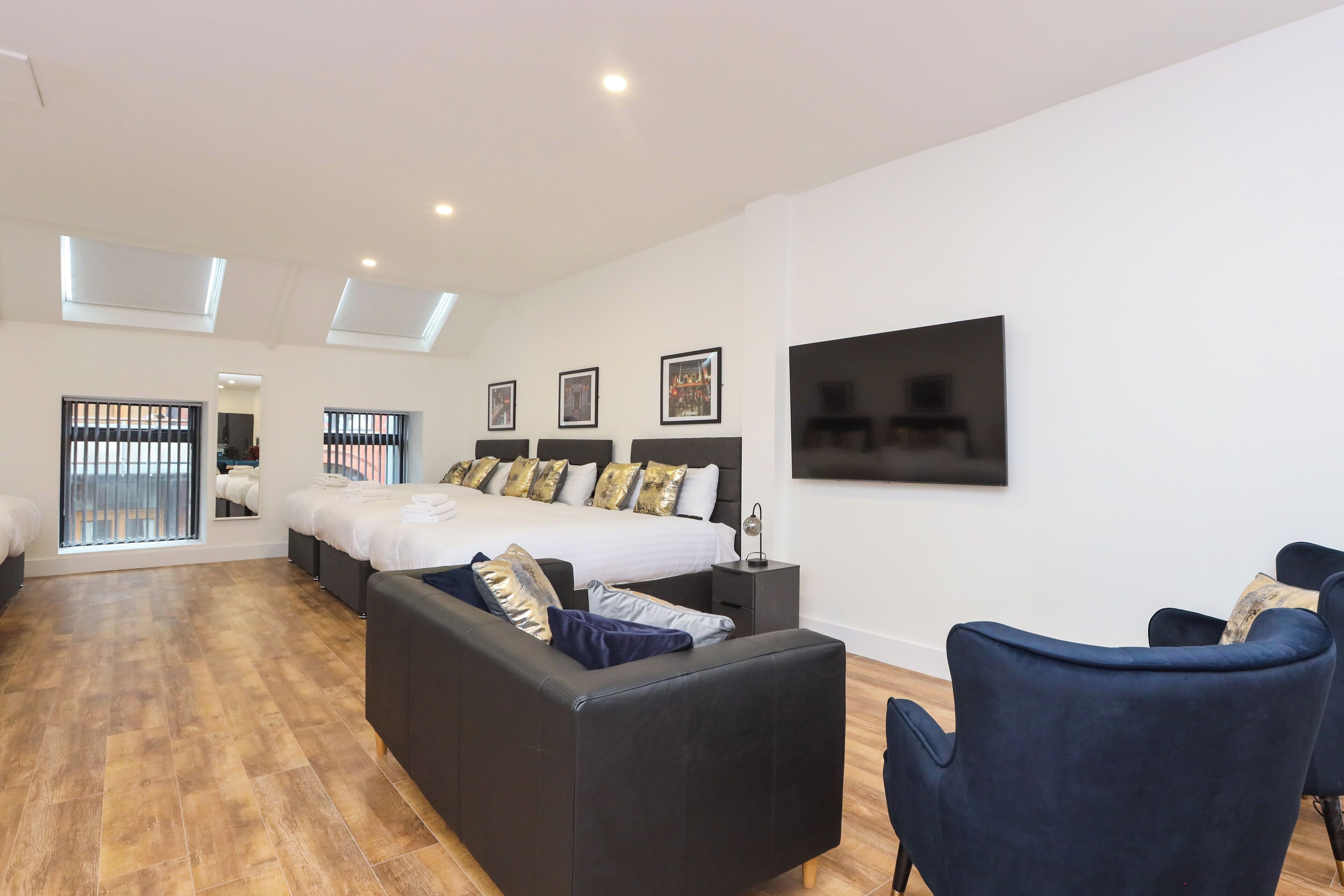 Desk, laptop workspace, iron/ironing board, free WiFi