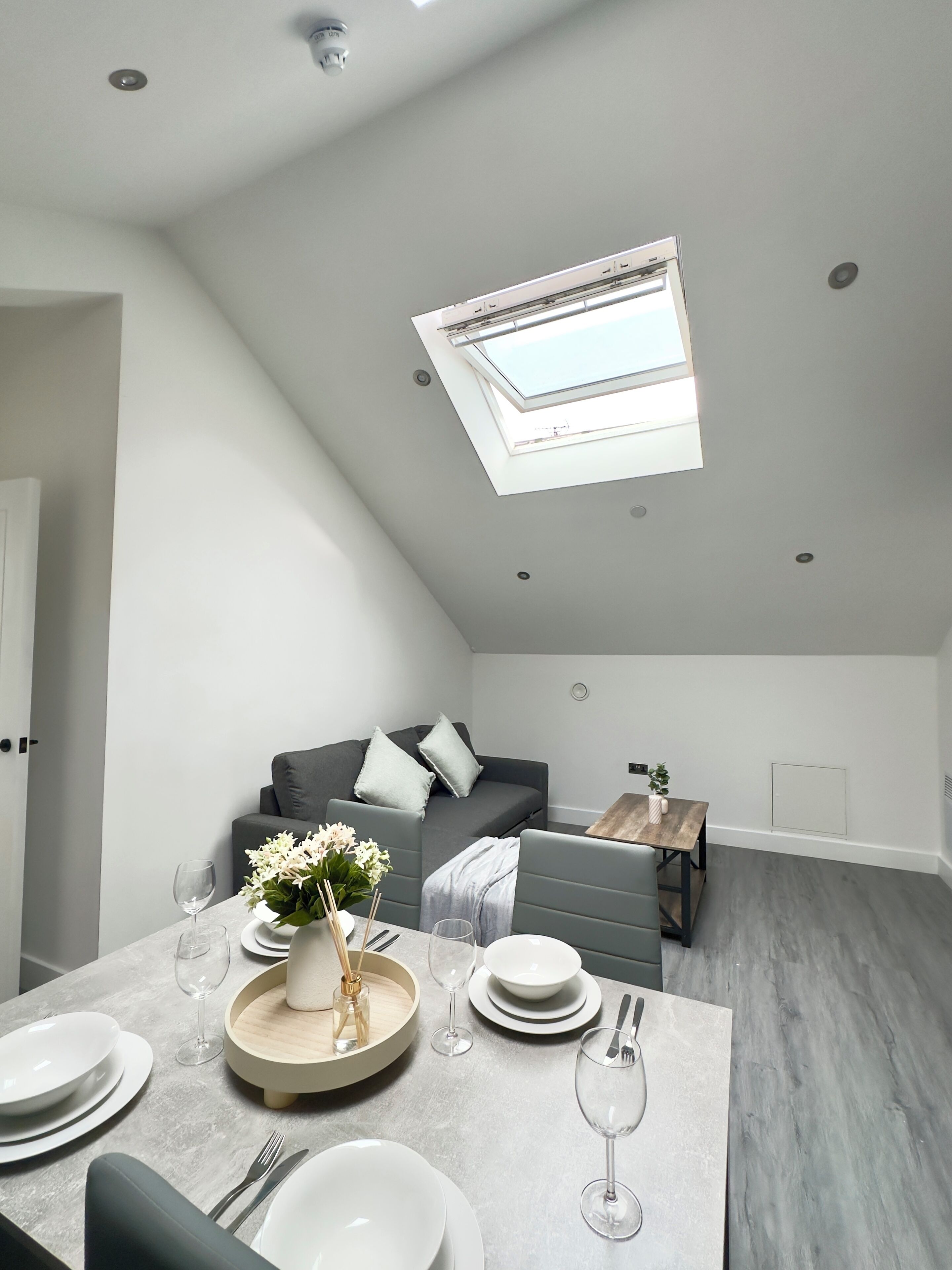 Apartment, 2 Schlafzimmer | Schreibtisch, laptopgeeigneter Arbeitsplatz, Bügeleisen/Bügelbrett