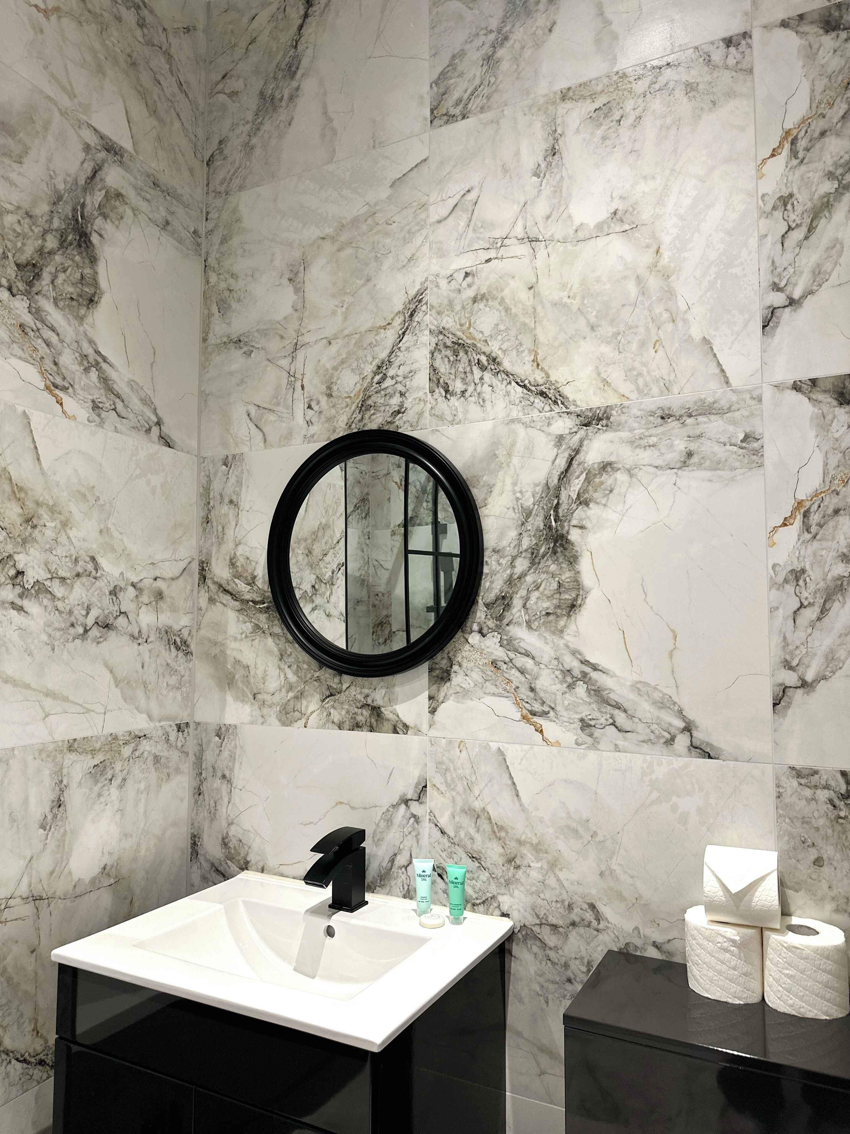 Secador de pelo, toallas, papel higiénico