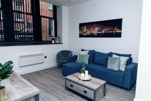 Desk, laptop workspace, iron/ironing board, free WiFi - Cumberland Street Apartments (Liverpool)