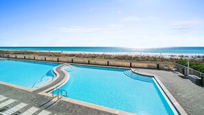 Une piscine avec vue sur la plage et l’océan.