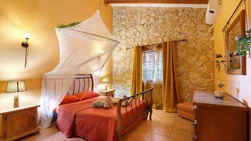 Tabla de planchar con plancha, wifi, ropa de cama