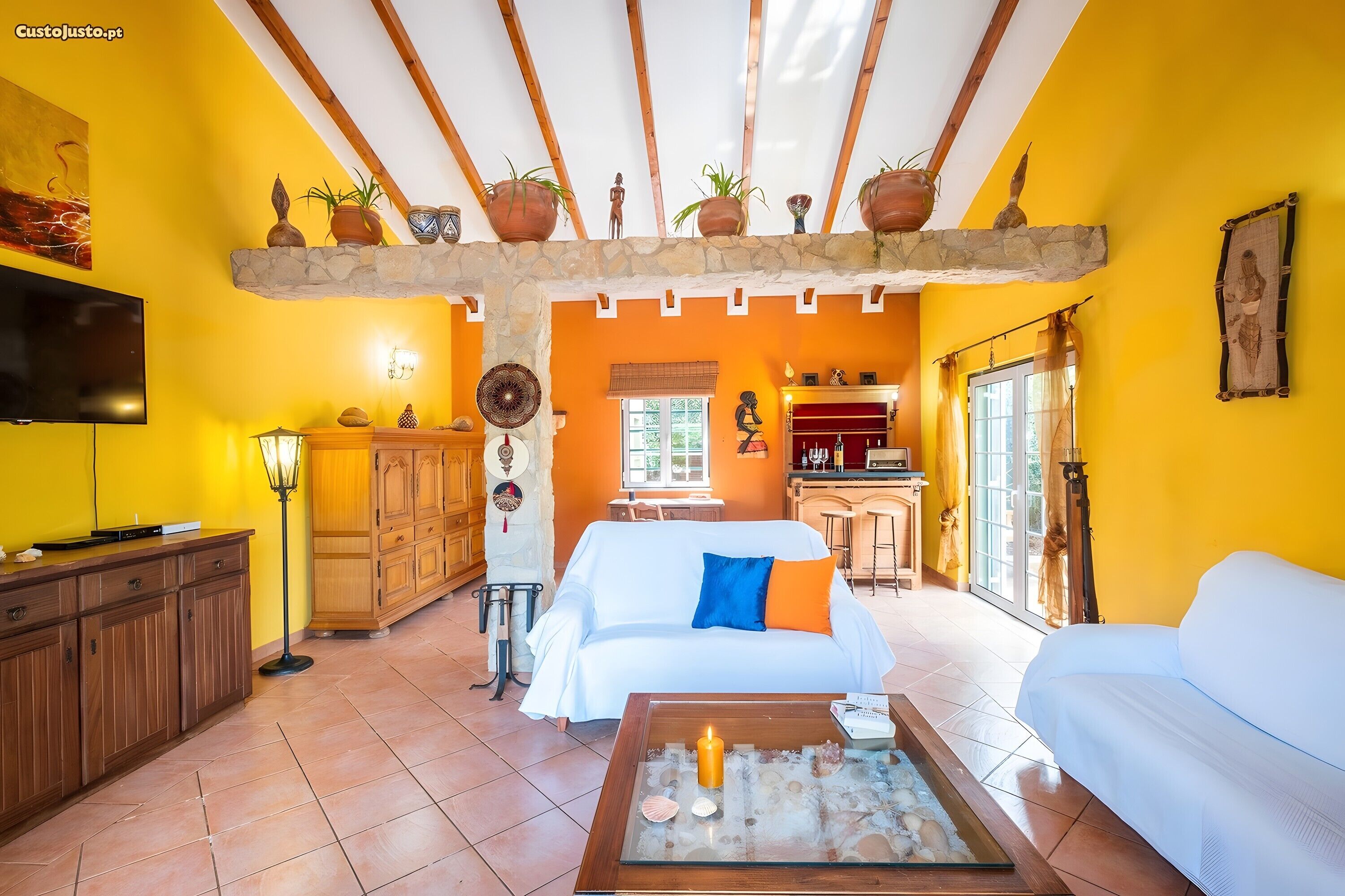 Televisión y chimenea 