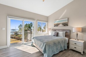 3 bedrooms, iron/ironing board, free WiFi, bed sheets - Bayfront Home , Pet-Friendly, Boat Access, Gorgeous Views & Relaxation! - Pirate's Cove (Mary Esther)
