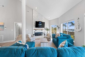 Smart TV, fireplace - Bayfront Home , Pet-Friendly, Boat Access, Gorgeous Views & Relaxation! - Pirate's Cove (Mary Esther)