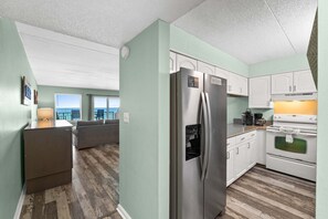 Fridge, microwave, oven, stovetop - Island Echos 4P-Reef Intermission Beachfront Bliss in Fort Walton Beach, Perfect for Family Getaways (Fort Walton Beach)