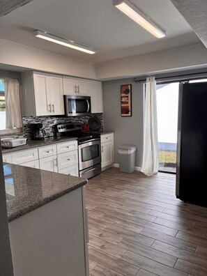 Refrigerador, microondas, horno, cafetera/tetera