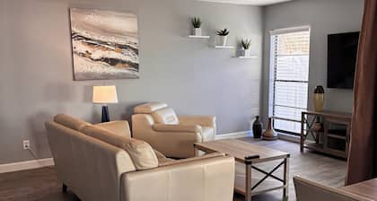 Awesome 2-bedroom house with AC in sunny Tampa