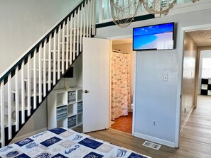 3 bedrooms, iron/ironing board, free WiFi, bed sheets - "Gone Sailing 203", Sleeps 8, Dog Friendly. Free Activities Included! (Fort Walton Beach)