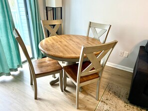 Dining - "Gone Sailing 203", Sleeps 8, Dog Friendly. Free Activities Included! (Fort Walton Beach)