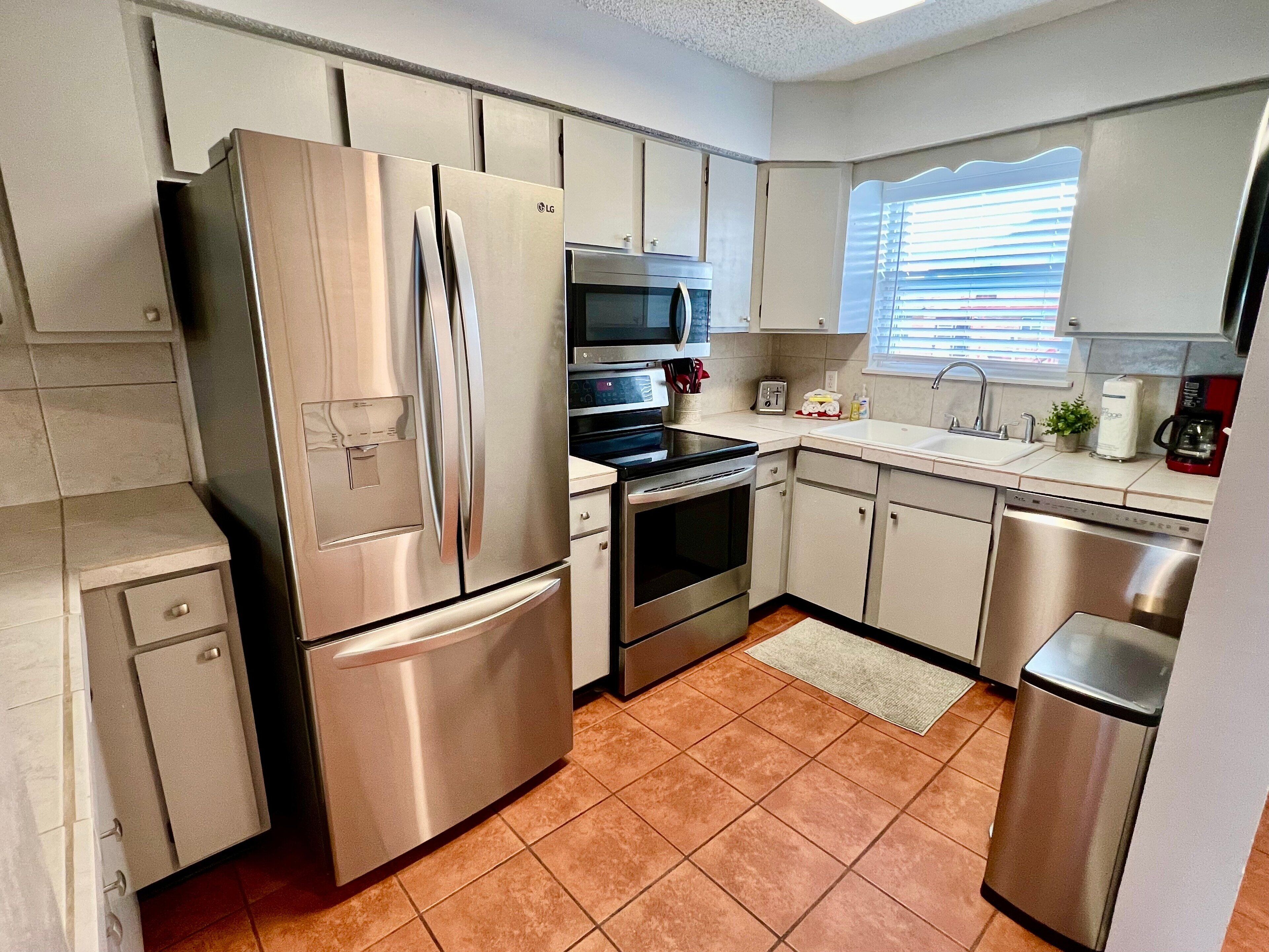 Køleskab, mikrobølgeovn, ovn, kogeplade