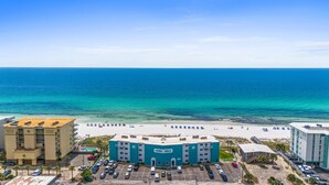 Un hôtel doté d’une piscine, d’un accès à la plage et offrant une vue sur l’océan.