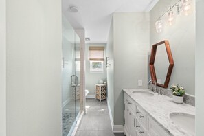 Shower, hair dryer, towels - Luxury Bayfront Getaway | Private Pool, Pet Friendly, Boat Access | Sleeps 13 (Mary Esther)
