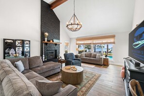 Smart TV, fireplace - Luxury Bayfront Getaway | Private Pool, Pet Friendly, Boat Access | Sleeps 13 (Mary Esther)