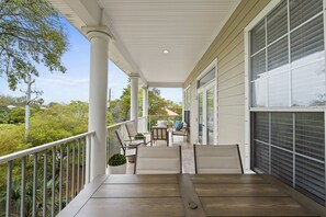 Outdoor dining - Bayfront Escape with Balcony, Downtown & Dining Walkable (Fort Walton Beach)