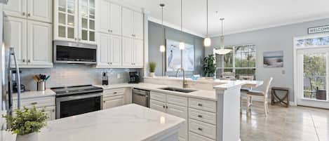 Réfrigérateur, micro-ondes, four, plaque de cuisson