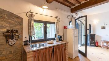 Køleskab, mikrobølgeovn, kogeplade, kaffe-/temaskine