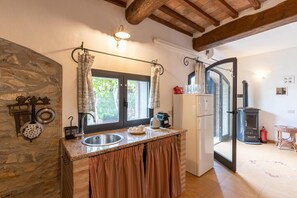 Fridge, microwave, stovetop, coffee/tea maker - Apartment 'Casa Cascata - Casale Rosmarino' with Private Garden, Wi-Fi and Air Conditioning (Suvereto)