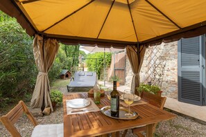 Outdoor dining - Apartment 'Casa Cascata - Casale Rosmarino' with Private Garden, Wi-Fi and Air Conditioning (Suvereto)
