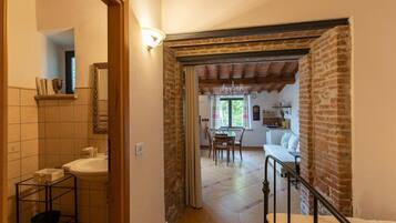 Tabla de planchar con plancha, wifi y ropa de cama