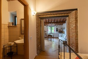 Tabla de planchar con plancha, wifi y ropa de cama 