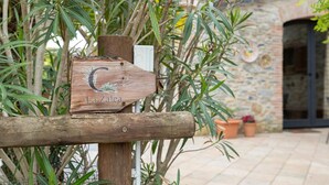 Un letrero de madera con la letra 'C' y el texto 'La Zalaia' señalando a la derecha.