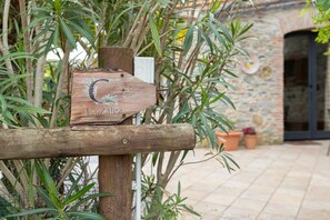 Exterior detail - Apartment 'Casa Zalea - Casale Rosmarino' with Private Garden, Wi-Fi and Air Conditioning (Suvereto)