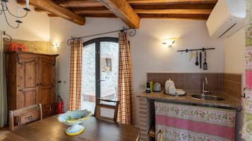 Kjøleskap, mikrobølgeovn, kokeplater og kaffetrakter/tekoker